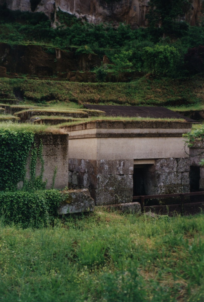 29-05-98 - Orvieto - necropole etrusque, detail d'une tombe.jpg